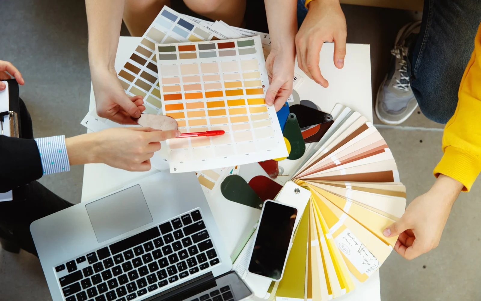 interior-designer-working-with-young-couple